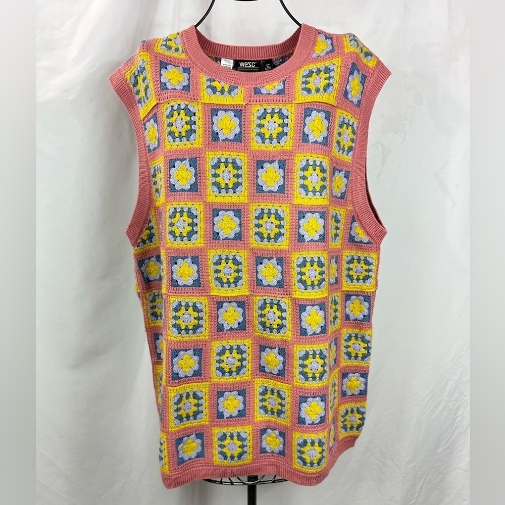 Wezc pink floral crochet vest size L